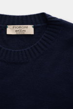 Nahaufnahme des Fioroni Cashmere Rundhalspullover navy von oben, reiner Cashmere, sehr weicher Griff, feines Strickbild, Regular Fit, Rundhalsausschnitt, flexible Rippbündchen.