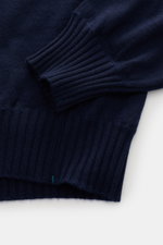 Nahaufnahme des Fioroni Cashmere Rundhalspullover navy von oben, reiner Cashmere, sehr weicher Griff, feines Strickbild, Regular Fit, Rundhalsausschnitt, flexible Rippbündchen.