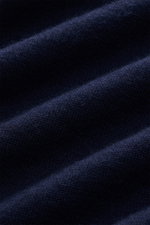 Nahaufnahme des Fioroni Cashmere Rundhalspullover navy mit sehr feinem Strickbild, reiner Cashmere, weicher Griff, Regular Fit, Rundhalsausschnitt und flexiblen Rippbündchen, fotografiert aus seitlicher Perspektive.
