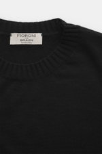 Fioroni Cashmere Rundhalspullover schwarz, Nahaufnahme von oben, reiner Cashmere, sehr weicher Griff, feines Strickbild, Regular Fit, Rundhalsausschnitt, flexible Rippbündchen.