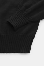 Fioroni Cashmere Rundhalspullover schwarz, Detailaufnahme von Rippbündchen und feinem Strickbild, reiner Cashmere, sehr weicher Griff, Regular Fit, Rundhalsausschnitt, flexible Rippbündchen.