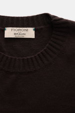 Nahaufnahme aus leichter Draufsicht des Fioroni Cashmere Rundhalspullover dunkelbraun mit reinem Cashmere, sehr weichem Griff, feinem Strickbild, Regular Fit, Rundhalsausschnitt und flexiblen Rippbündchen.