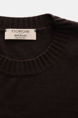 Nahaufnahme aus leichter Draufsicht des Fioroni Cashmere Rundhalspullover dunkelbraun mit reinem Cashmere, sehr weichem Griff, feinem Strickbild, Regular Fit, Rundhalsausschnitt und flexiblen Rippbündchen.