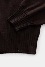 Nahaufnahme des Fioroni Cashmere Rundhalspullover dunkelbraun von oben, reiner Cashmere, sehr weicher Griff, feines Strickbild, Regular Fit, Rundhalsausschnitt, flexible Rippbündchen.