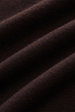 Nahaufnahme des Fioroni Cashmere Rundhalspullovers dunkelbraun, reine Cashmere-Qualität, sehr weicher Griff, feines Strickbild, Regular Fit, Rundhalsausschnitt, flexible Rippbündchen.
