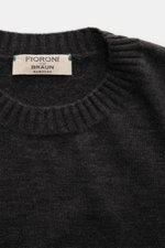 Nahaufnahme des Fioroni Cashmere Rundhalspullover anthrazit meliert, von oben auf Rundhalsausschnitt mit reiner Cashmerequalität, sehr weichem Griff, sehr feinem Strickbild, Regular Fit und flexiblen Rippbündchen.