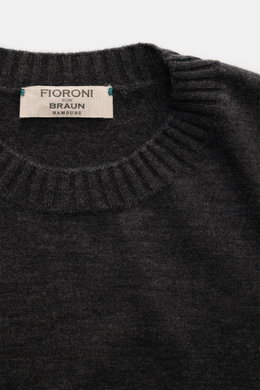 Nahaufnahme des Fioroni Cashmere Rundhalspullover anthrazit meliert, von oben auf Rundhalsausschnitt mit reiner Cashmerequalität, sehr weichem Griff, sehr feinem Strickbild, Regular Fit und flexiblen Rippbündchen.