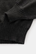 Fioroni Cashmere Rundhalspullover anthrazit meliert, Nahaufnahme von Bündchen und Ärmel, reiner Cashmere, sehr weicher Griff, feines Strickbild, Regular Fit, Rundhalsausschnitt, flexible Rippbündchen.