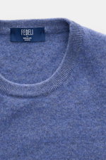 Fedeli Rundhalspullover 'Geelong' rauchblau meliert, Detailaufnahme von oben, reine Schurwolle, weicher Griff, feines Strickbild, Rundhalsausschnitt, Regular Fit.