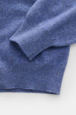 Fedeli Rundhalspullover 'Geelong' rauchblau meliert, Detailaufnahme von Ärmel und Bund, reine Schurwolle, weicher Griff, feines Strickbild, Regular Fit.