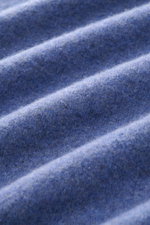 Fedeli Rundhalspullover 'Geelong' rauchblau meliert, Detailaufnahme der weichen Schurwolle mit feinem Strickbild aus nächster Nähe.