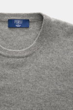 Nahaufnahme des Fedeli Rundhalspullover 'Geelong' grau meliert mit Rundhalsausschnitt, feinem Strickbild und weicher Schurwolle aus Frontperspektive.