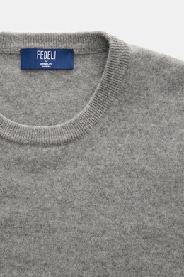 Nahaufnahme des Fedeli Rundhalspullover 'Geelong' grau meliert mit Rundhalsausschnitt, feinem Strickbild und weicher Schurwolle aus Frontperspektive.