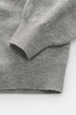 Fedeli Rundhalspullover 'Geelong' grau meliert, Detailansicht von oben auf weiche reine Schurwolle mit feinem Strickbild, Rundhalsausschnitt, Regular Fit, flexible Rippbündchen.