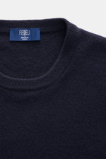 Fedeli Rundhalspullover 'Geelong' navy in Nahaufnahme von oben, reine Schurwolle, weicher Griff, feines Strickbild, Rundhalsausschnitt, Regular Fit, flexible Rippbündchen.