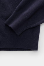 Fedeli Rundhalspullover 'Geelong' navy aus reiner Schurwolle, Detailaufnahme von Ärmel und Bund mit feinem Strickbild und weichem Griff.