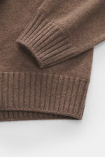 Gran Sasso Cashmere crew neck sweater grey brown melange shown from top-down close-up, featuring pure cashmere, very soft touch, fine knit pattern, regular fit, crew neckline, comfortable ribbed cuffs.