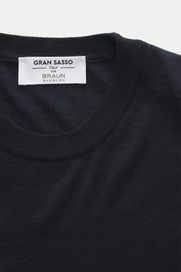 Close-up front top view of the Gran Sasso Fine-knit crew neck sweater navy showing crew neckline and label, made of mix of virgin wool, cashmere, and silk, with very soft feel, lightweight quality, very fine knit pattern, regular fit, and comfortable ribb