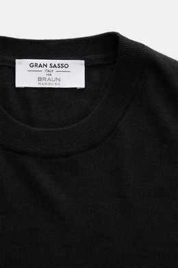 Gran Sasso Fine-knit crew neck sweater black shown from top front close-up, mix of virgin wool, cashmere, and silk, very soft feel, lightweight quality, very fine knit pattern, regular fit, crew neckline, comfortable ribbed cuffs.