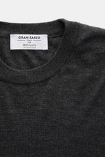 Gran Sasso Fine-knit crew neck sweater dark grey melange shown from front close-up, mix of virgin wool, cashmere, silk, very soft feel, lightweight quality, very fine knit pattern, regular fit, crew neckline, comfortable ribbed cuffs.