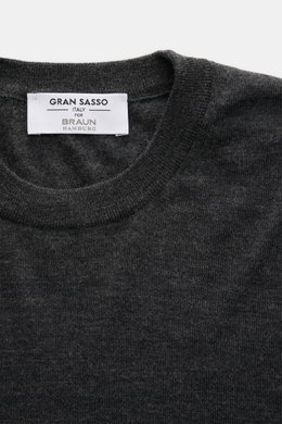 Gran Sasso Fine-knit crew neck sweater dark grey melange shown from front close-up, mix of virgin wool, cashmere, silk, very soft feel, lightweight quality, very fine knit pattern, regular fit, crew neckline, comfortable ribbed cuffs.