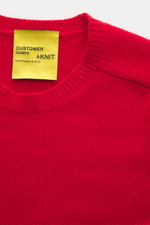 Close-up front view of the B.F. Knitwear Cashmere crew neck sweater red showing pure cashmere fabric, soft touch, medium-fine knit, slim fit, crew neckline, and elastic ribbed cuffs, handmade in Italy, perfect for autumn.