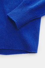 B.F. Knitwear Cashmere crew neck sweater blue shown from above, featuring pure cashmere, soft touch, medium-fine knit, slim fit, crew neckline, elastic ribbed cuffs.