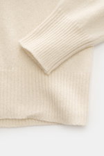 Close-up top-down view of the B.F. Knitwear Cashmere crew neck sweater cream, showing elastic ribbed cuffs, medium-fine knit, pure cashmere, soft touch, slim fit, and crew neckline. Autumnal cashmere from the knitting expert B.F. KNITWEAR: This softly kni