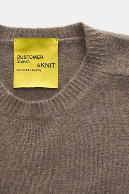 Close-up front view of B.F. Knitwear Cashmere crew neck sweater taupe melange showing medium-fine knit, crew neckline, and ribbed cuffs. Autumnal cashmere from the knitting expert B.F. KNITWEAR: This softly knitted crew neck sweater is the perfect additio