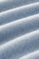 Close-up front view of the B.F. Knitwear Cashmere crew neck sweater light blue melange showing durable, medium-fine knit pure cashmere fabric with a soft touch.

Description: <p>Autumnal cashmere from the knitting expert B.F. KNITWEAR: This softly knitted