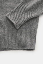 Close-up top-down view of B.F. Knitwear Cashmere crew neck sweater grey melange showing soft pure cashmere, medium-fine knit, slim fit, elastic ribbed cuffs, and crew neckline, perfect autumnal knitwear made in Italy.
