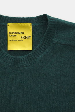 B.F. Knitwear Cashmere crew neck sweater dark green shown from above, medium-fine knit, slim fit, elastic ribbed cuffs, pure cashmere, soft touch.