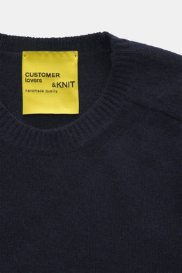 B.F. Knitwear Cashmere crew neck sweater navy shown from top close-up, autumnal pure cashmere, soft touch, medium-fine knit, slim fit, crew neck, ribbed cuffs.