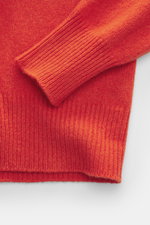 Close-up front view of the B.F. Knitwear Cashmere crew neck sweater orange showing elastic ribbed cuffs and medium-fine knit pattern.

Description: 
<p>Autumnal cashmere from the knitting expert B.F. KNITWEAR: This softly knitted crew neck sweater is the 