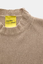B.F. Knitwear Cashmere crew neck sweater beige shown close-up from above, highlighting medium coarse knit, elastic ribbed cuffs, soft pure cashmere. Autumnal cashmere from B.F. KNITWEAR: softly knitted crew neck sweater, perfect for autumn – durable, made