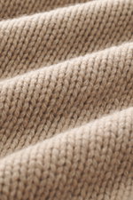 Close-up image showing the medium coarse knit pattern and soft texture of the B.F. Knitwear Cashmere crew neck sweater beige, photographed from a macro perspective. Autumnal cashmere from the knitting expert B.F. KNITWEAR: This softly knitted crew neck sw