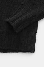 Close-up image from above of the elastic ribbed cuff and medium coarse knit pattern of the B.F. Knitwear Cashmere crew neck sweater black, made of pure cashmere with a soft touch, regular fit, and crew neckline, perfect for autumnal wear.