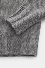 Close-up view of B.F. Knitwear Cashmere crew neck sweater grey melange sleeve and cuff showing medium knit texture, elastic ribbed cuffs, and soft pure cashmere fabric. Autumnal cashmere by knitting expert B.F. KNITWEAR: This softly knitted crew neck swea