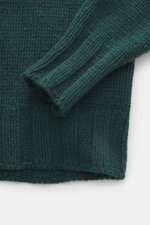 Nahaufnahme von Bündchen und Strickstruktur des B.F. Knitwear Cashmere Rundhalspullover dunkelgrün aus reiner, softer Cashmere, Regular Fit.