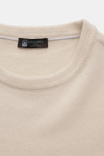 Colombo Cashmere Rundhalspullover sand in Nahaufnahme von oben, subtile Struktur, Rundhalsausschnitt, weicher Yangir Cashmere, Regular Fit, Rippbündchen.