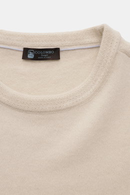 Colombo Cashmere Rundhalspullover sand in Nahaufnahme von oben, subtile Struktur, Rundhalsausschnitt, weicher Yangir Cashmere, Regular Fit, Rippbündchen.