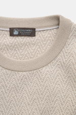 Nahaufnahme des Colombo Rundhalspullover beige/sand gemustert von oben, feines Strickmuster, Rundhalsausschnitt, Slim Fit, weicher Mix aus Kid Cashmere und Kid Wool.