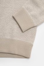 Nahaufnahme des Colombo Rundhalspullovers beige/sand gemustert von oben, zeigt feines Strickmuster, weiche Rippbündchen, Slim Fit aus Kid Cashmere und Kid Wool.