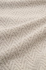 Nahaufnahme des feinen Strickmusters aus Kid Cashmere und Kid Wool des Colombo Rundhalspullover beige/sand gemustert.