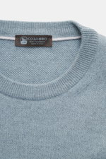 Colombo Cashmere Rundhalspullover rauchblau, Nahaufnahme von oben, reiner Kid Cashmere, Slim Fit, weicher Griff, Rundhalsausschnitt, Rippbündchen.
