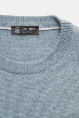 Colombo Cashmere Rundhalspullover rauchblau, Nahaufnahme von oben, reiner Kid Cashmere, Slim Fit, weicher Griff, Rundhalsausschnitt, Rippbündchen.