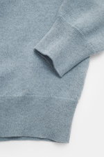 Colombo Cashmere Rundhalspullover rauchblau aus reinem Kid Cashmere, Slim Fit, Rundhalsausschnitt, weicher Griff, Detailaufnahme von Ärmel und Saum.