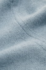 Nahaufnahme eines rauchblauen Colombo Cashmere Rundhalspullover aus reinem Kid Cashmere, feiner Strick, slim Fit, mit Rippbündchen.