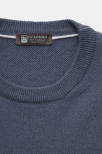 Nahaufnahme des Colombo Cashmere Rundhalspullover graublau von oben, feiner Strick, Slim Fit, reiner Kid Cashmere, weicher Griff, Rippbündchen.