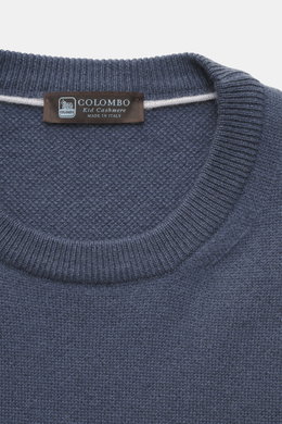 Nahaufnahme des Colombo Cashmere Rundhalspullover graublau von oben, feiner Strick, Slim Fit, reiner Kid Cashmere, weicher Griff, Rippbündchen.